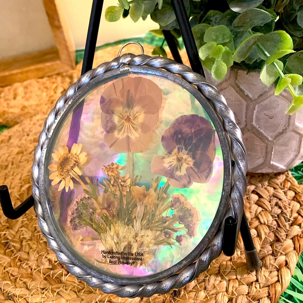 Vintage Lasting Impressions dried flowers sun catcher. EUC